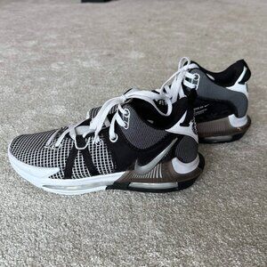 LeBron Witness Basketball Shoe Men's